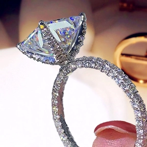 Anello classico con zircone quadrato, taglio radiant e pavé di diamanti scintillanti