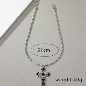 Détails d'un collier croix argenté de 51cm pesant 40g avec des pierres noires