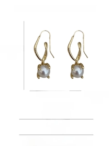 Detailed size and material chart of gold pearl geometric earrings with hook fasteners