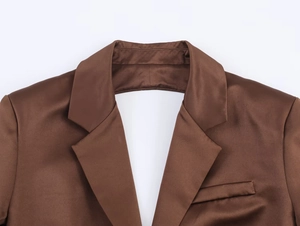 Détail du revers et du col sur un blazer en satin marron avec texture de couture de qualité