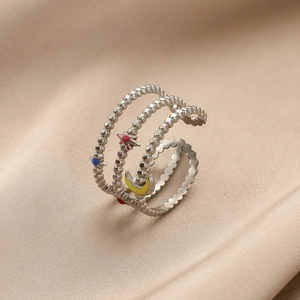 Détail de la bague en perles d'argent à trois couches avec charms étoiles et lune