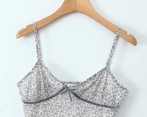 Detailansicht des Camisole-Oberteils mit Leopardenmuster und grauer Samtschleife