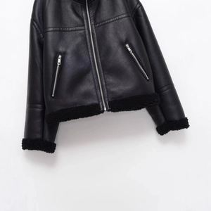 Veste en cuir noir pour femme avec col et poignets en polaire pour un look urbain chic