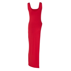 Détail de la fente latérale haute sur une robe longue d'été sans manches rouge