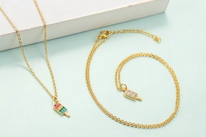 Parure collier et bracelet avec pendentif popsicle coloré doré et zircons