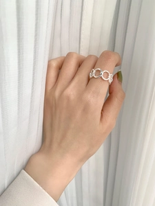 Detailed close-up of a 925 sterling silver hollow link chain ring on a finger