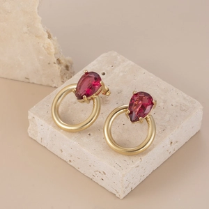 Orecchini dorati con zircone rosso a goccia e design a cerchio cavo elegante