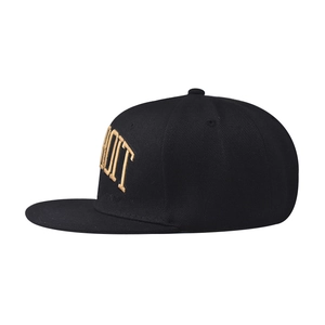 Casquette Detroit classique à bord plat en coton noir avec broderie dorée en relief