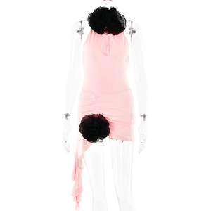 Rosa Halter-Minikleid mit schwarzen 3D-Blumenakzenten und Rüschensaum am Mannequin
