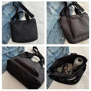 Vistas detalladas del bolso tote de nailon negro con bolsillos y espacio interior