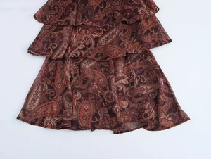 Gros plan sur un tissu en mousseline légère à motif paisley vintage et volants superposés