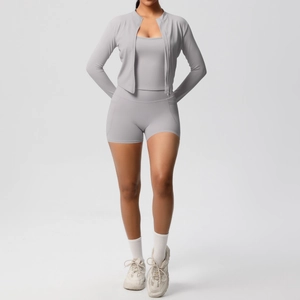 Ensemble de yoga trois pièces gris clair avec veste zippée, débardeur et short taille haute