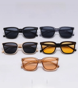 Présentation à plat de lunettes de soleil rétro carrées en diverses couleurs style oversize