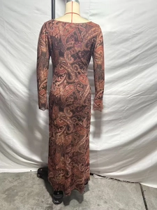 Vue arrière d'une robe longue en maille ajustée avec imprimé paisley et manches longues