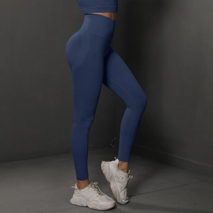 Détail du legging sans couture à taille haute montrant le tissu bleu foncé et l'effet lift