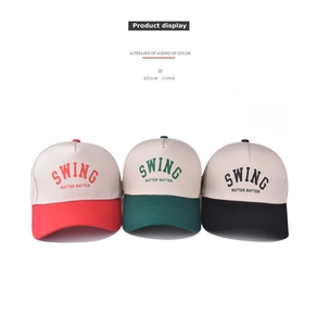 Vue détaillée de trois casquettes de baseball bicolores avec imprimé SWING BATTER
