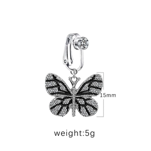 Gros plan détaillé d'un bijou papillon argenté de 5g et 15mm orné de cristaux brillants