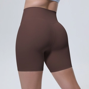 Détail macro du short de yoga taille haute marron café avec coutures en V effet push-up