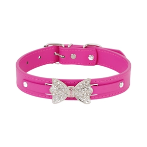 Collare rosa per animali con fiocco di strass scintillanti e fibbia regolabile su bianco