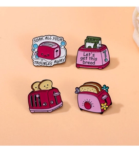 Vier bunte Emaille-Pins mit inspirierenden englischen Sprüchen auf orangefarbenem Hintergrund