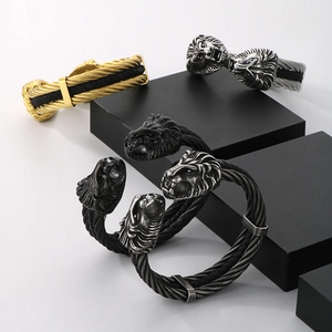 Dettaglio macro del bracciale a cavo in acciaio con testa di leone in varie finiture