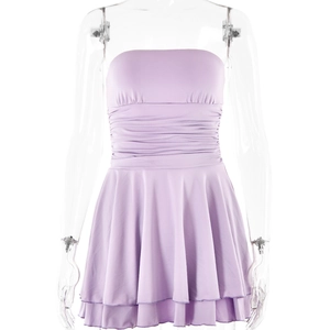 Détail de la robe courte violette bustier avec taille froncée et ourlet à volants