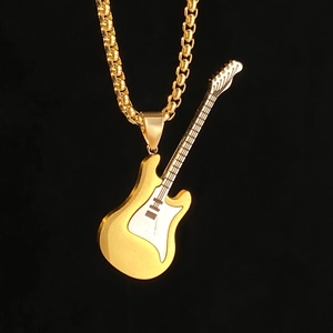 Pendaglio chitarra elettrica dorata con finitura bianca e catena box su fondo nero