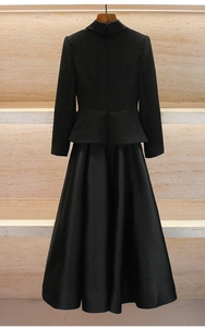 Vue arrière d'un élégant tailleur noir en tweed avec blazer cintré et jupe longue évasée
