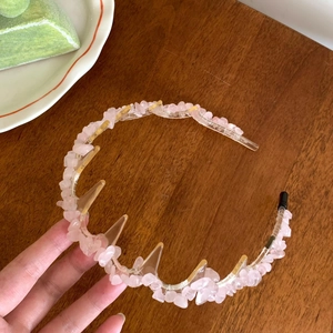 Serre-tête ondulé en pierres roses concassées avec base transparente antidérapante