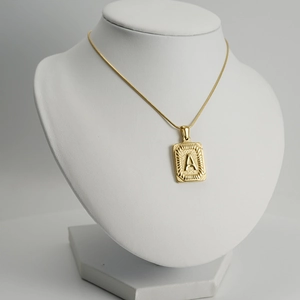 Dettaglio del pendente con lettera A su catena a serpente in oro 18K per uomo