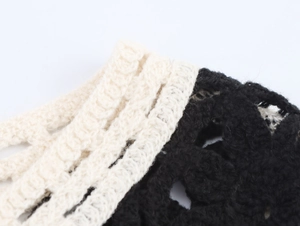 Makrodetail des französischen Vintage-Häkeloberteils mit schwarz-weißem Kontraststrick