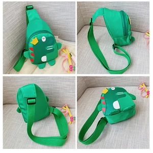Detailansichten der grünen Dinosaurier-Kindertasche mit allen Winkeln und verstellbaren Trägern