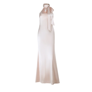 Détail de la robe de soirée en satin rose pâle avec licou et nœud élégant à l'encolure