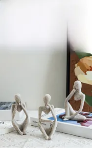 Détail de figurines de yoga abstraites nordiques avec texture de pierre sur dentelle
