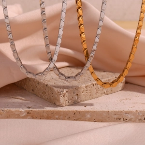 Minimalist 6mm heart-shaped link choker necklace in 18K gold and silver stainless steel