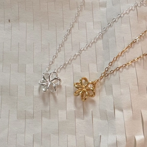 Minimalist 925 sterling silver floral pendant necklace in gold and silver finishes