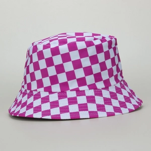 Détail du motif en damier rose et blanc sur le chapeau bob en toile de coton