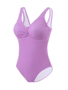 Détail d'un maillot de bain violet avec texture en relief et bretelles larges