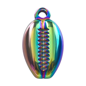 Vue macro d'un pendentif coquillage en acier inoxydable 304 plaqué arc-en-ciel