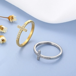 Bagues cœur évidé en or et argent serties de zircons sur fond bleu clair