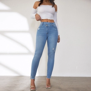Schmale High-Waist-Stretchjeans in Hellblau mit ungesäumtem Rand und schrägem Knopf