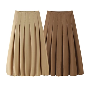 Détail de jupes plissées kaki et marron à taille haute avec texture de tissu de costume lisse