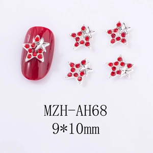 Vue macro de bijoux d'ongles en forme d'étoile rouge 9x10mm avec détails en argent