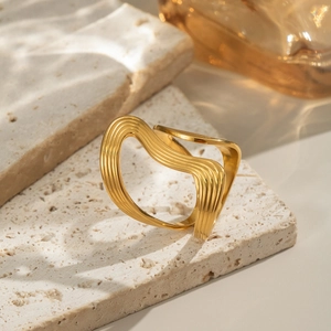 Anello minimalista con linee ondulate irregolari in placcatura oro 18K dal design moderno