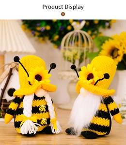 Detail von Bienen-Zwergen-Paar mit Strickmützen und Sonnenblumen-Akzenten in Wohnumgebung