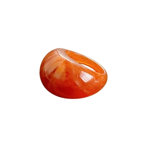Bague géométrique ovale tendance en résine orange avec motif marbré pour femme