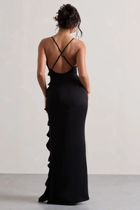 Détail du design dos nu sexy et des bretelles croisées de cette robe longue noire