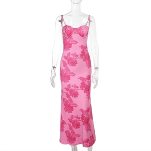 Detail des rosa Blumenmusters am eng anliegenden Bodycon-Kleid mit schmalen Trägern