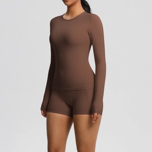 Détail du haut de yoga marron foncé à manches longues et du short sans couture taille haute