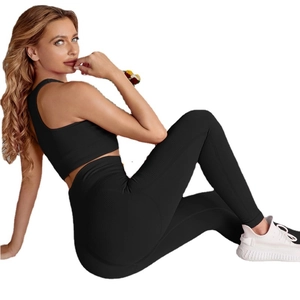 Completo yoga senza cuciture a coste nero da donna con reggiseno sportivo e leggings a vita alta